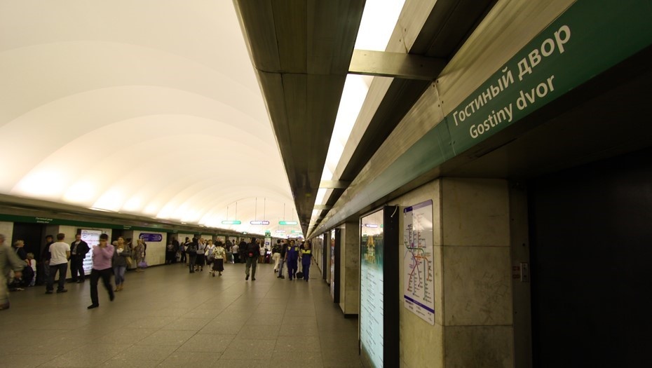    Пассажиры на станции метро "Гостиный двор" в Петербурге. Автор фото: Евгений Иванов / "Деловой Петербург"