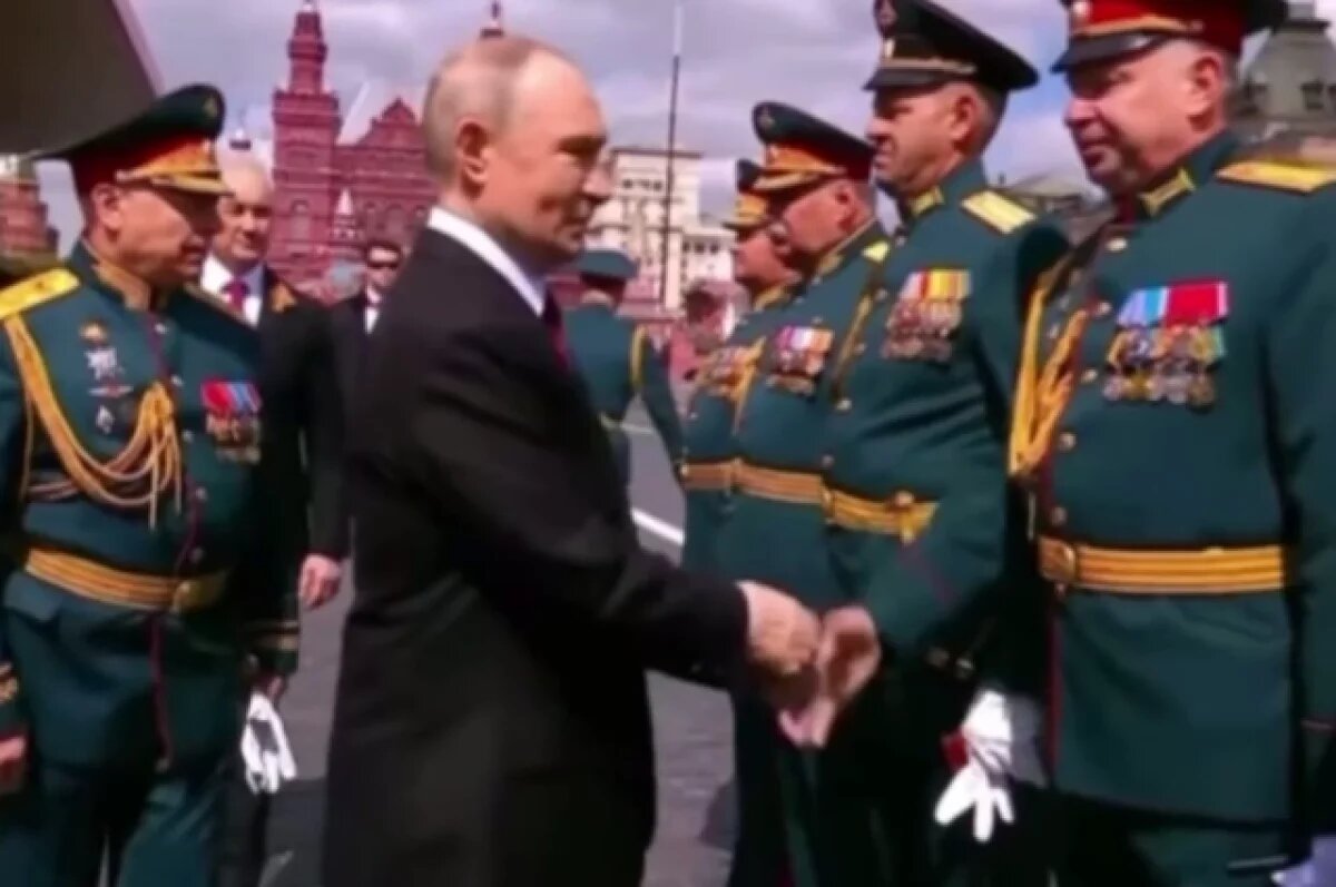    Путин поприветствовал командиров пеших парадных расчетов на Красной площади