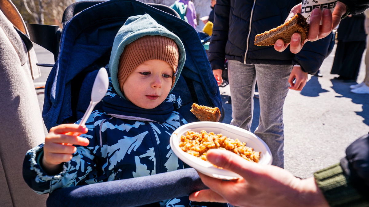    На «Солдатском привале» югорчане отведали фронтовую кашу