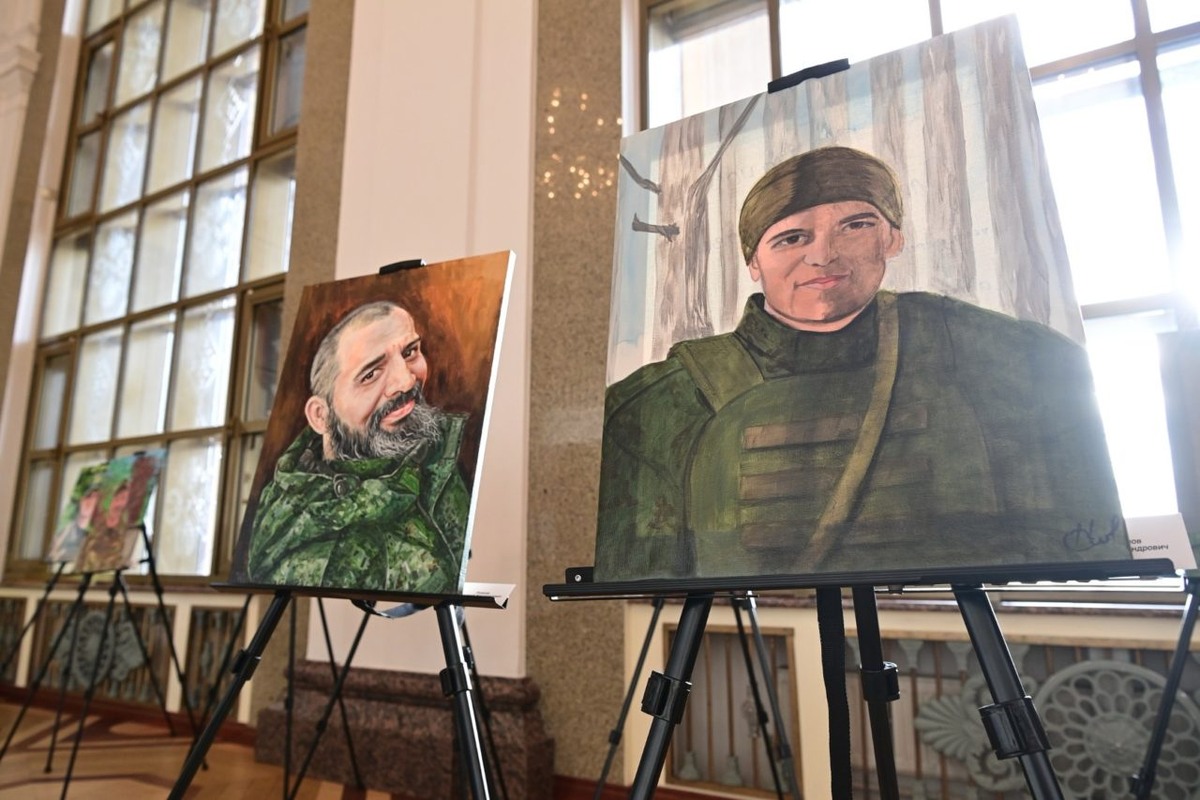    Подготовка выставки «Свои: Лица Победы». Фото: «Республика»/Сергей Юдин