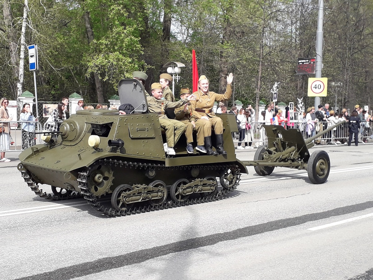Артиллерийский тягач Т-20 "Комсомолец" с 45-мм противотанковой пушкой образца 1942 года (М-42)