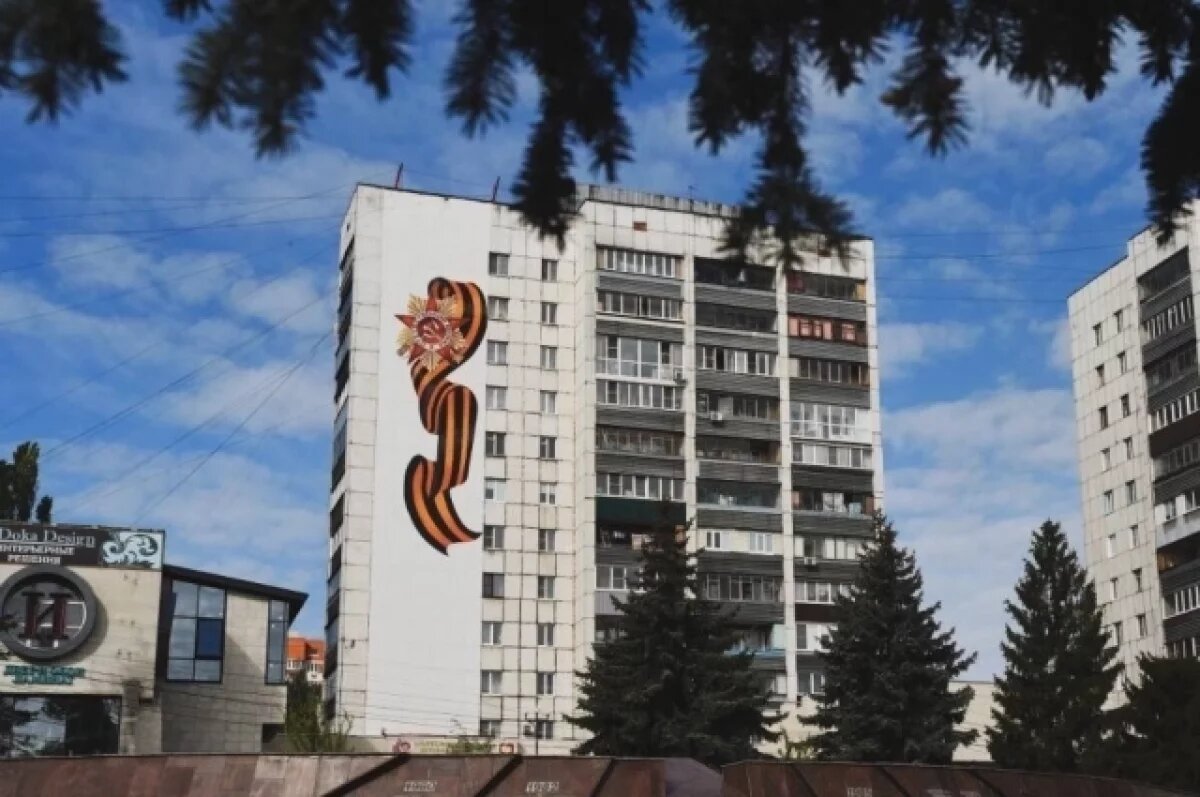    В Курске к 80-летию Победы создали мурал с Георгиевской лентой