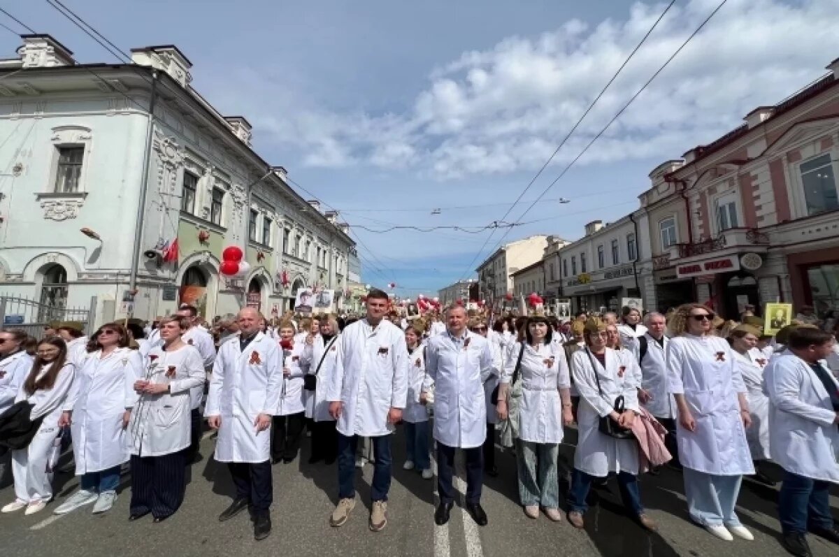    Более 400 томских врачей прошли с «Бессмертным полком» в День Победы