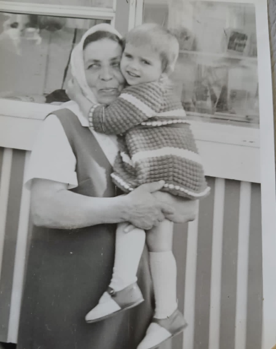 Две Наташи-одна любовь, одна душа. Я на руках у бабушки, 9 мая 1977 года. 