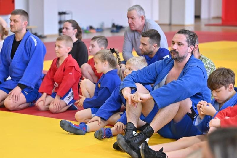    С папой тренироваться веселее