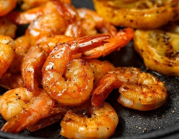 Вместо шашлыка готовим бургеры с креветками и зеленым луком: сочно, свежо и с дымком