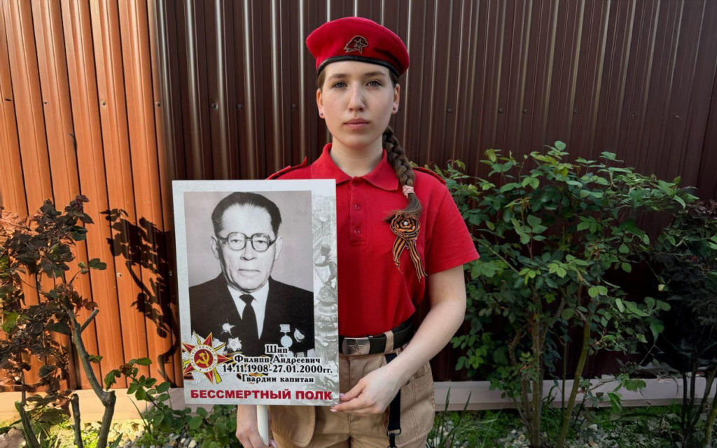    Алина Шип с портретом прадеда. Фото из семейного альбома.