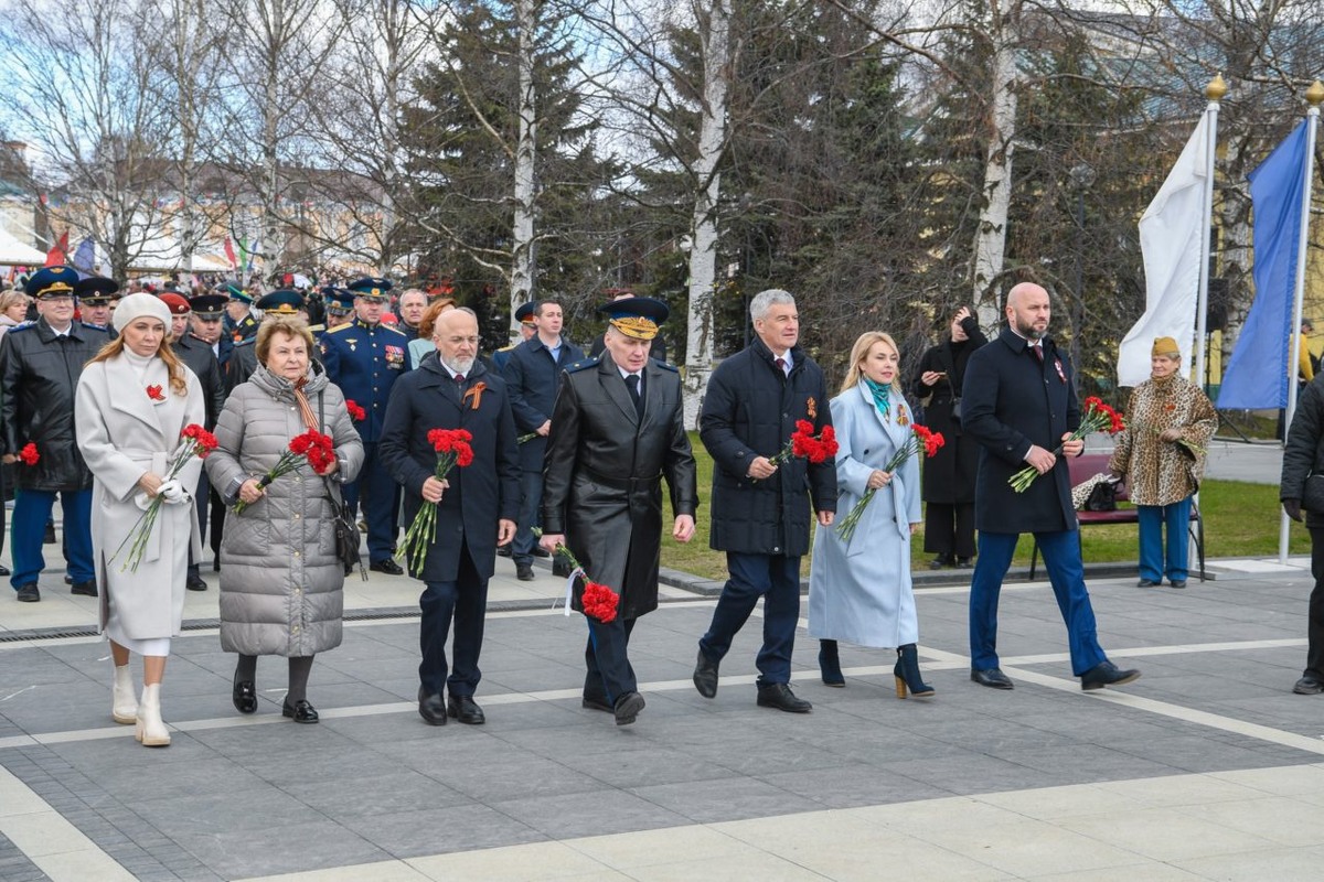    Возложение цветов к стеле «Город воинской славы» в Петрозаводске. Фото: "Республика" / Оксана Кудряшова