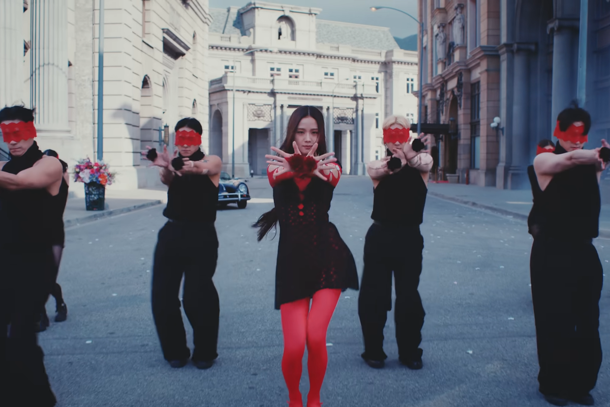     Пять ведущих потеряли работу из-за k-pop-челленджа под песню Джису из BLACKPINK