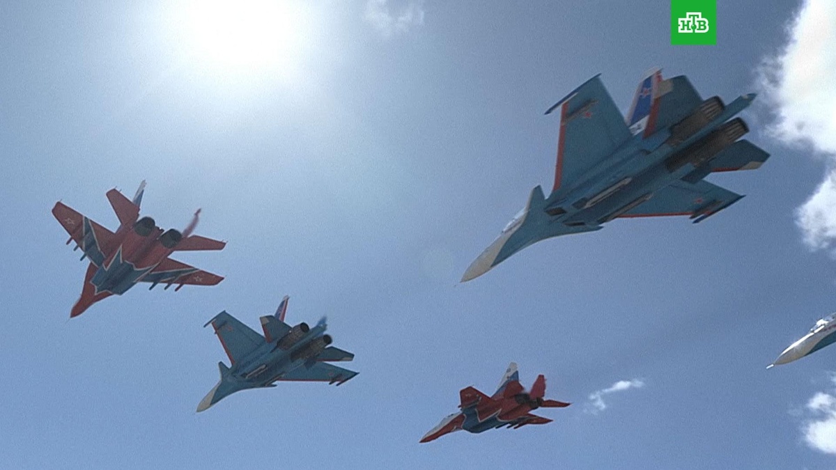    Парад Победы на Красной площади завершился пролетом авиации