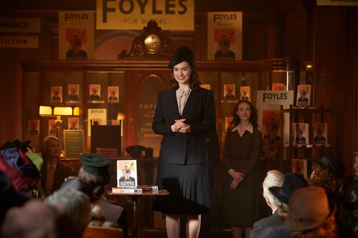 Джулиет в турне по Англии со своей, ставшей очень популярной, книгой "Иззи Бикерштафф идёт на войну".