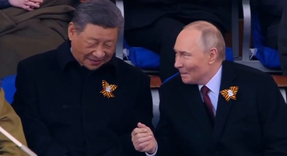    Путин и Си на Параде Победы 9 мая 2025 года. (Скрин с трансляции мероприятия).