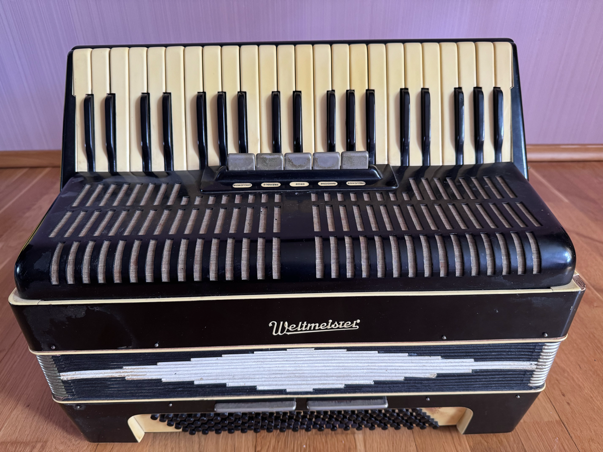 Вот наш аккордеон, сейчас уже совсем старенький