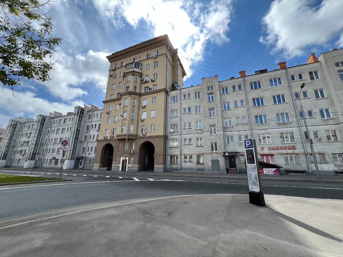 Справа и слева корпуса, которые возвели на рубеже 1930-х годов. По центру сталинское здание, о котором и будет статья. Несмотря на то, что фактически все они стоят на Сущёвском валу, адрес у них по Новослободской улице (№62 с разными корпусами), 2025. Фото моё.