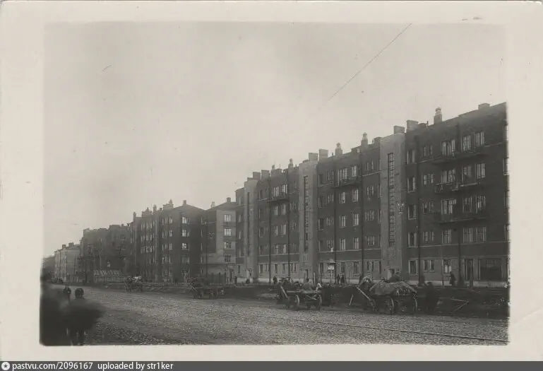 Так это место выглядело в 1934 году, пока ещё не было сталинского дома. С сайта www.pastvu.com.