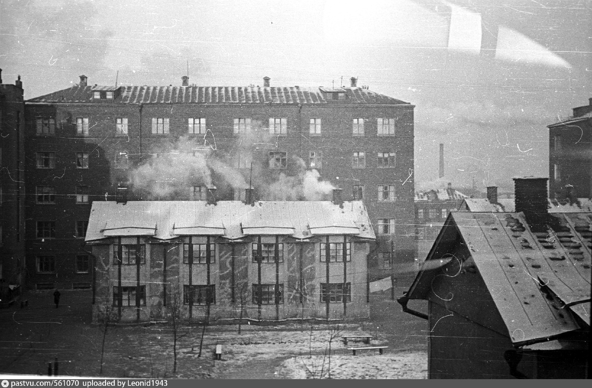 Вид со двора на свободное пространство (правее) между корпусами №19 и №17. Там потом построят 9-этажную сталинку, 1939. Автор фото: В.С. Николаев. С сайта www.pastvu.com.