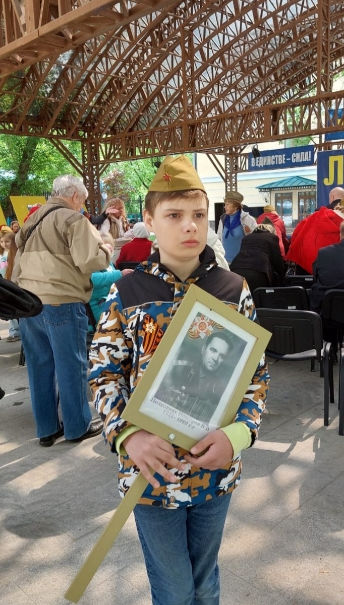 Фото сделано в 2023 году, на акции от партии ЛДПР. На фото мамин свекр подполковник Неведров В.К. Она очень хотела, чтобы его память мы тоже чтили.