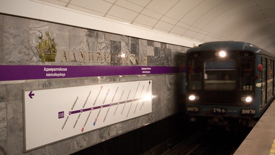    Поезд прибывает на станцию метро "Адмиралтейская" в Петербурге. Автор фото: Роман Яндолин / "Деловой Петербург"