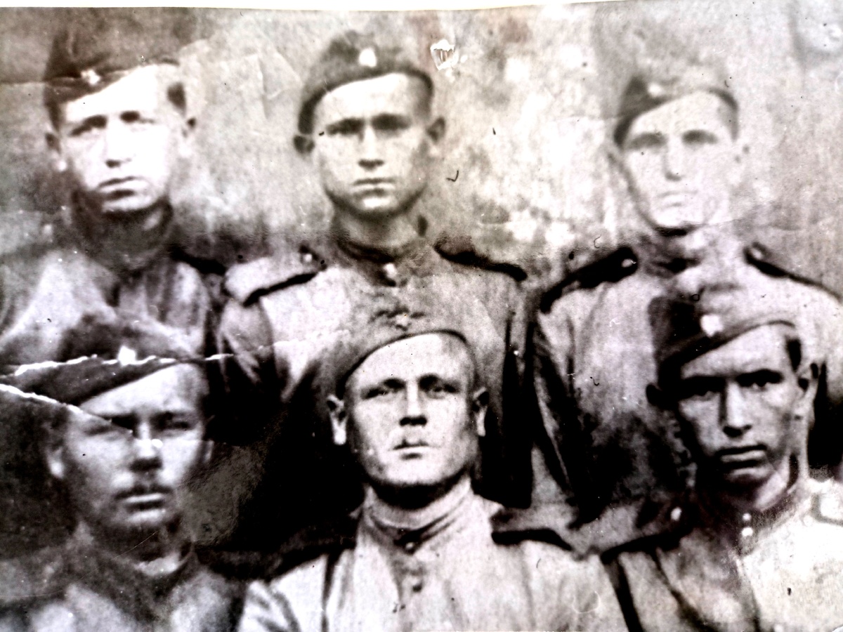 На фото самый правый в верхнем ряду Новицкий Семен.