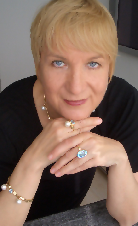 Нона Дронова в гарнитуре с бразильскими голубыми топазами