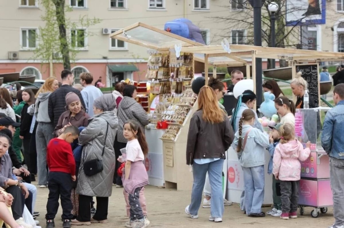    Хабаровчане гуляют на прудах несмотря на дождь и ветер