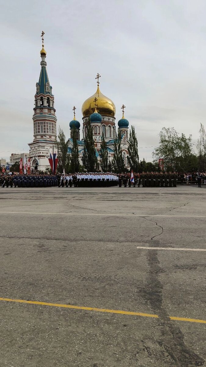    Несмотря на пасмурное небо, тысячи омичей собрались на параде. Фото:  АиФ/ Евгения Хомицкая