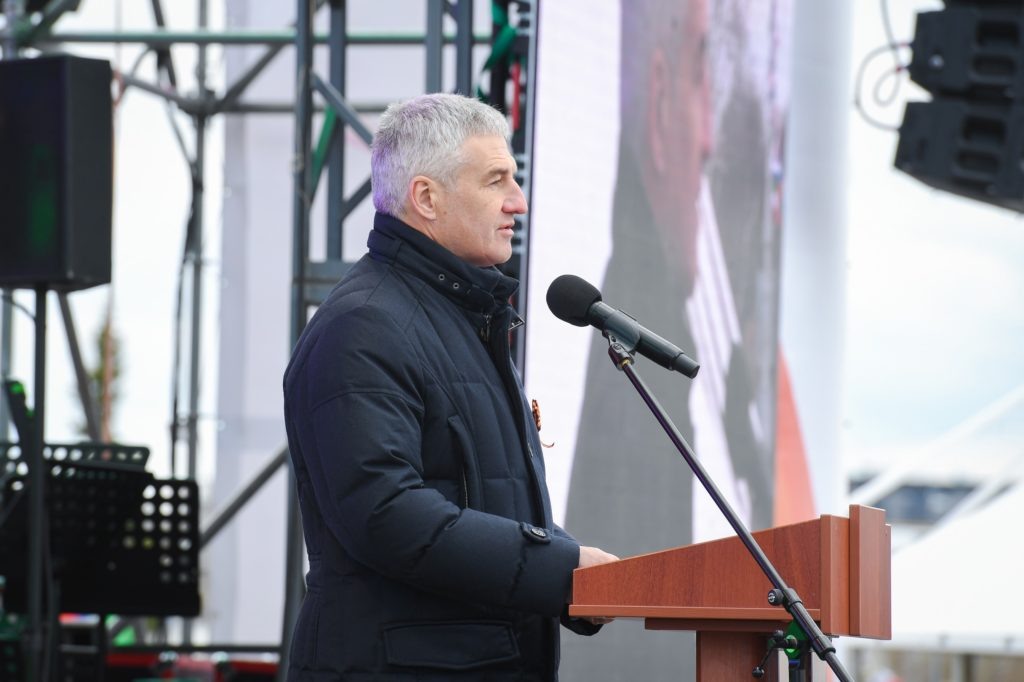    Глава Карелии Артур Парфенчиков на параде Победы в Петрозаводске. Фото: «Республика» / Оксана Кудряшова