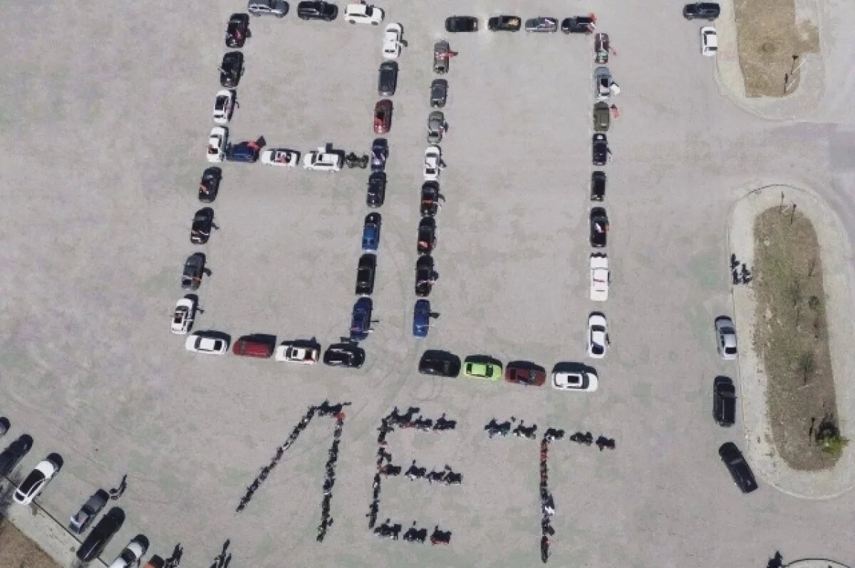    Фигуру построили 54 машины и 34 мотоцикла.