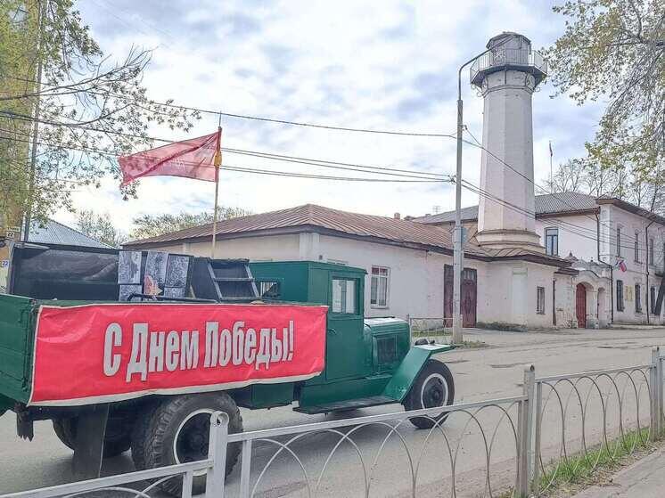     Военный автомобиль около мэрии Алапаевска. Фото: Николай Курилов / МК-Урал.