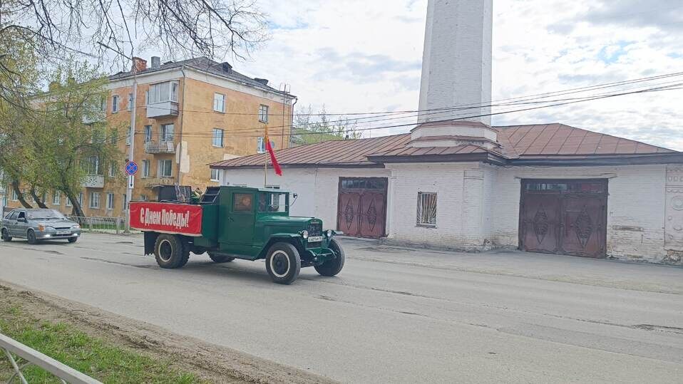     Праздничная полуторка с трудом преодолела подъем около мэрии Алапаевска. Фото: Николай Курилов / МК-Урал.