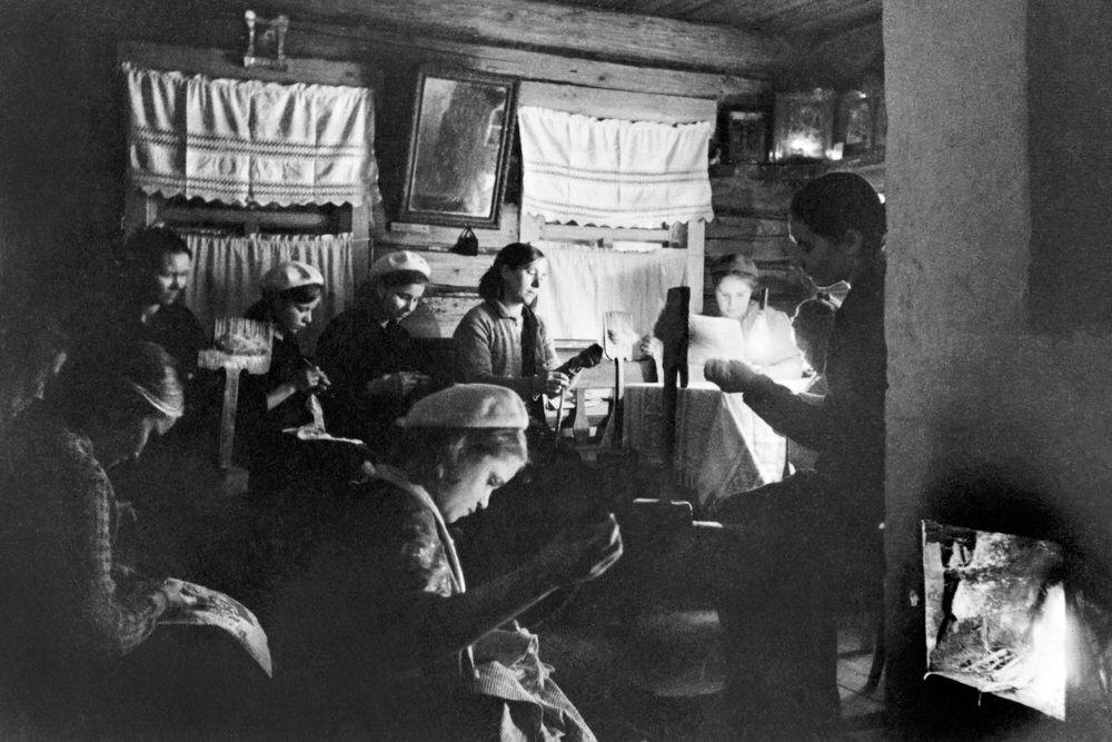 Миллионы женщин, оставшихся в тылу, работая по 12–14 часов на заводах и в колхозах, всё равно находили время, чтобы вязать.