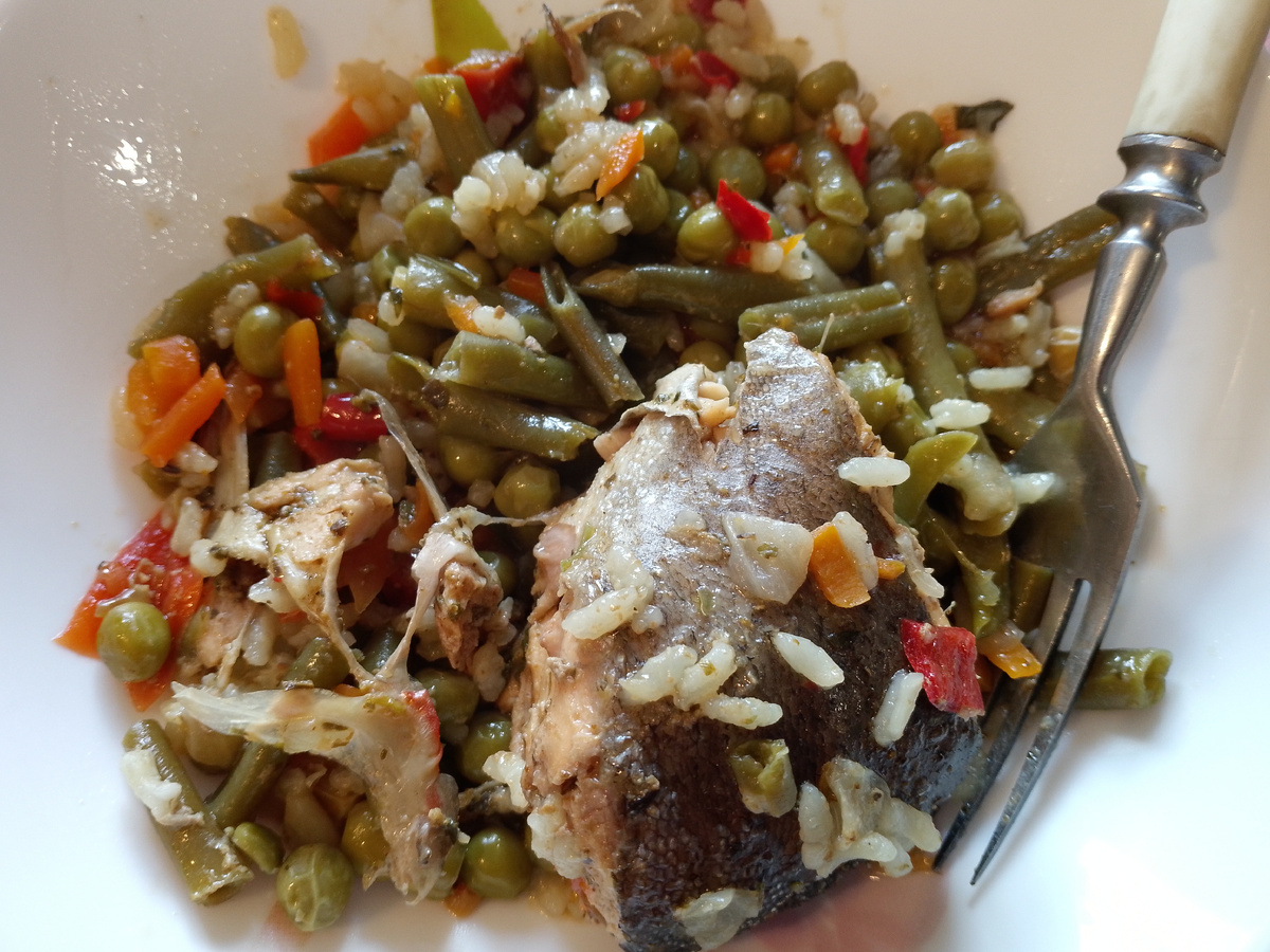 Форель с гавайской смесью и болгарским перцем.