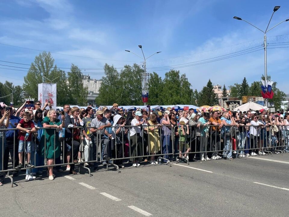    День Победы в Барнауле. Площадь Сахарова. Источник: "Толк"
