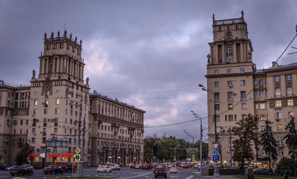 Ленинский проспект, 30 и 37 - Юго-Западные ворота города. Фото взято на сайте lauda-tours.ru