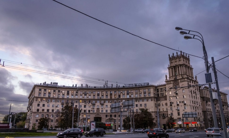Ленинский проспект, 30 и 37 - Юго-Западные ворота города. Фото взято на сайте lauda-tours.ru