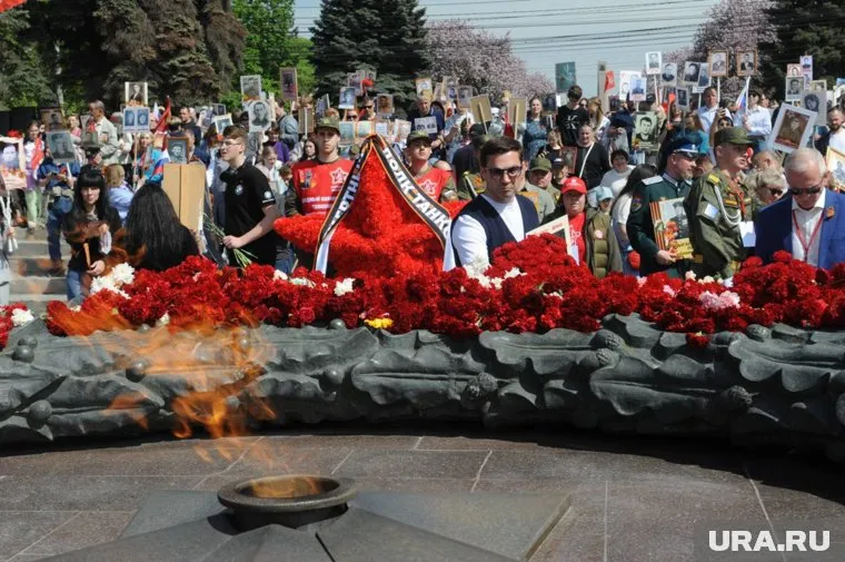 Шествие завершилось возложением цветом к мемориалу «Вечный огонь»
Фото: Вадим Ахметов © URA.RU