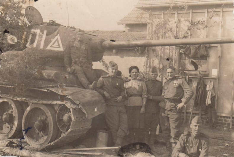 На фото:
Экипаж танка Т-34 на окраине Берлина, 9 мая 1945 года. Неизвестный автор.