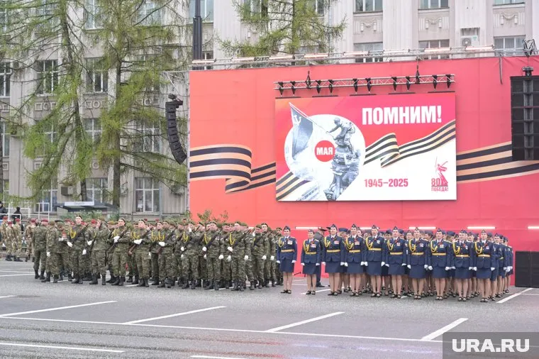 Участница парада в Перми обронила туфлю
Фото: Руслан Яроцкий © URA.RU