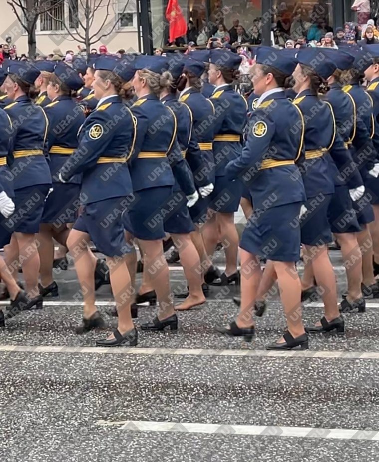 Сотрудница краевого ГУФСИН марширует без туфли
Фото: Серафима Христич