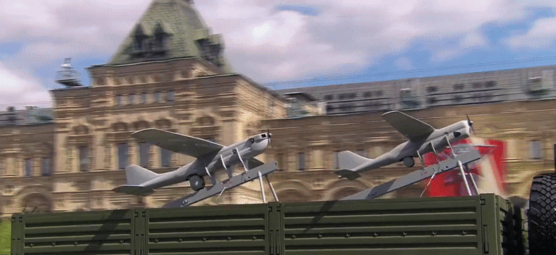     Колонна войск беспилотных систем впервые приняла участие в параде Победы на Красной площади. Видео: ТГ-канал @bes_pilot