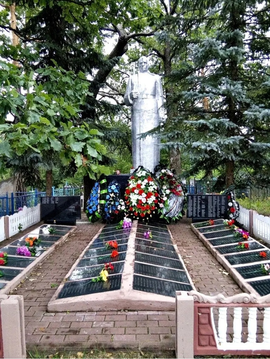 д.Буда, Калинковичского района.Здесь находится братская могила погибших в годы Великой Отечественной Войны и установлен памятник скульптура воина.