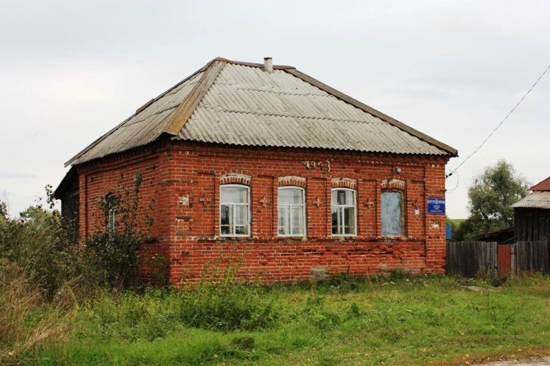 Старый не утепленный кирпичный дом