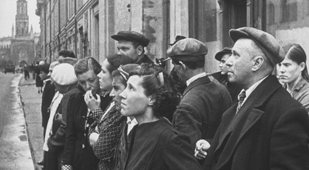 22 июня 1941 года. Москвичи слушают сообщение о начале войны с Германией. Источник: Военный Альбом