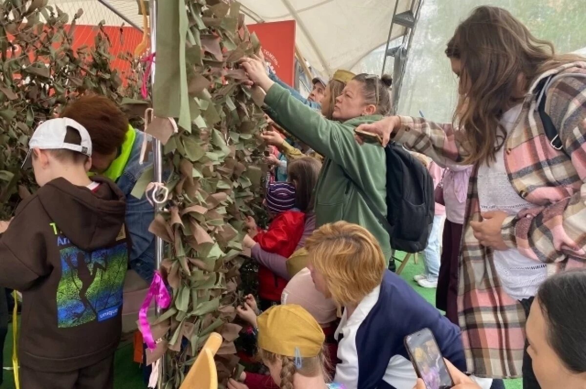    На площади 400-летия Тюмени 9 мая плетут маскировочные сети