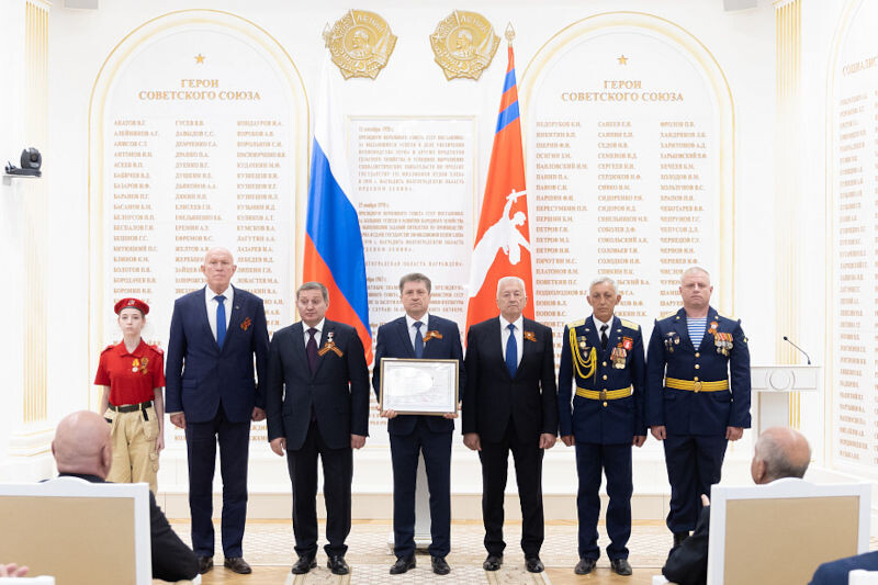    Грамота о присвоении почётного звания «Рубеж Сталинградской доблести» вручена делегации Камышина (фото: пресс-служба администрации Волгоградской области)