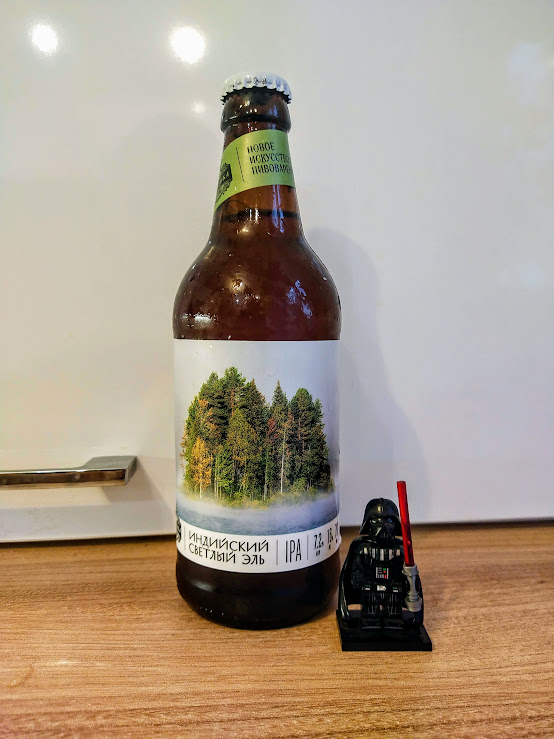 Этикетка намекает на вкусовой профиль. Сбоку написано, что это картина Сергея Луканкина "Осень на озере Паанаярви", нарисованная в Карелии в 2023 году.