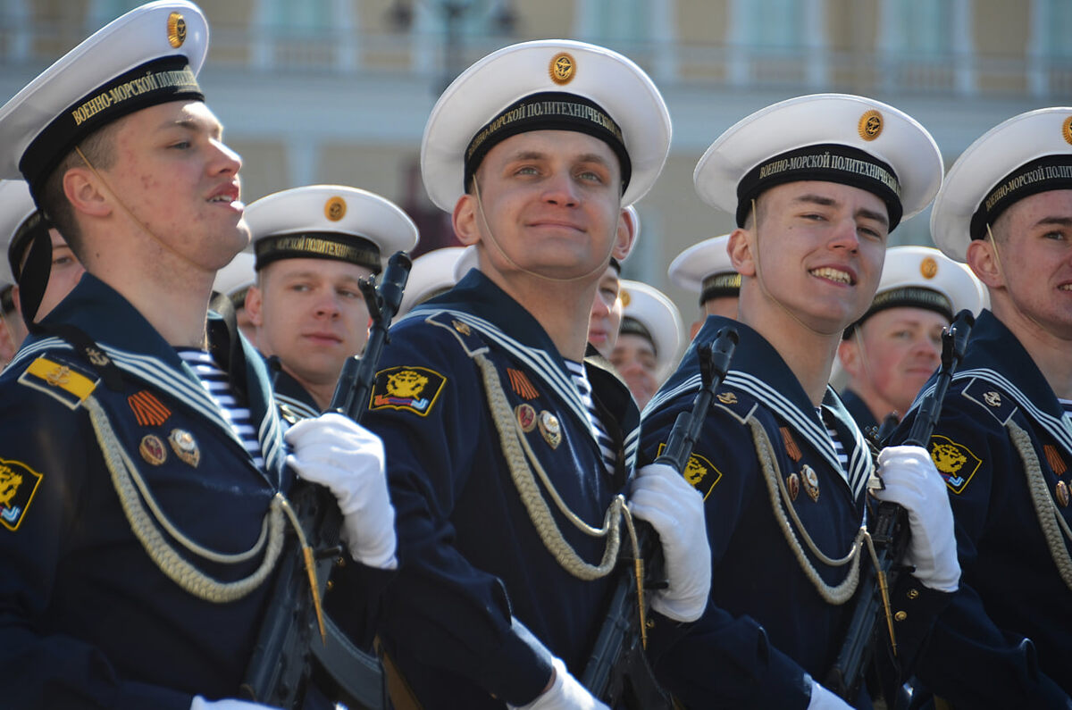 Перед трибунами прошли военнослужащие Санкт-Петербургского гарнизона, Ленинградского военного округа, сотрудники Росгвардии, курсанты военных вузов, академий Минобороны РФ.  Фото: Фото: ФедералПресс / Татьяна Буторина