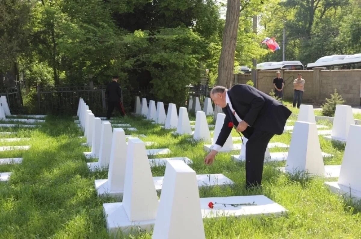    В Махачкале на воинском кладбище возложили цветы к могилам красноармейцев