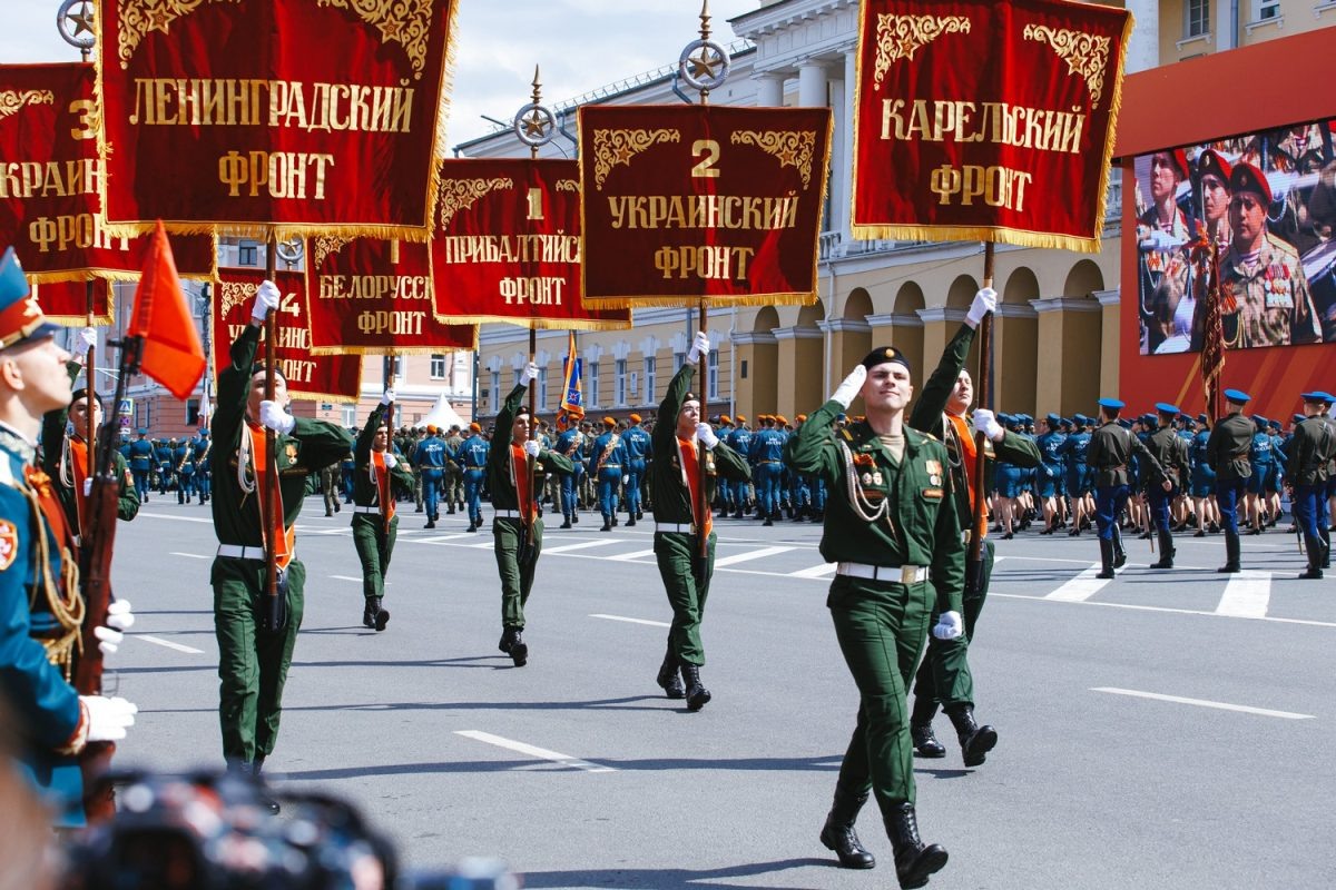    Над парадными колоннами пронесли Штандарты фронтов, на которых воевали горьковчане