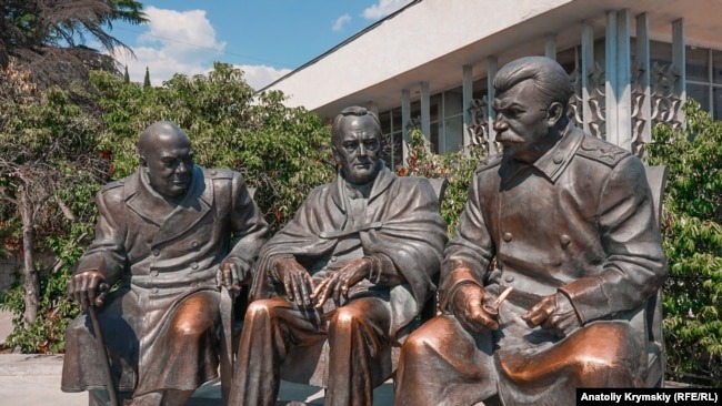 Памятник «Большой тройке» в Ливадийском парке, Ялта, архивное фото